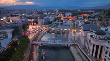 Üsküp 'ün gece görüşü - Kuzey Makedonya' nın başkenti. Köprüler, kale ve şehir merkezi akşam ışıklarında. Yüksek kalite 4k görüntü