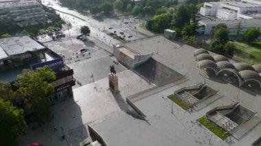 Kuzey Makedonya 'nın Üsküp kentinde sokak maratonunun insansız hava aracı vuruldu. Şehir sokaklarında koşan bir sürü insan. Yüksek kaliteli İHA görüntüleri