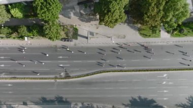 Kuzey Makedonya 'nın Üsküp kentinde sokak maratonunun insansız hava aracı vuruldu. Şehir sokaklarında koşan bir sürü insan. Yüksek kaliteli İHA görüntüleri