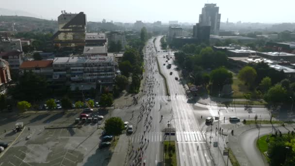 北マケドニア共和国のスコピエのストリートマラソンの航空無人機ショット 街の通りを走る人たちの群れ 高品質のドローン映像 — ストック動画
