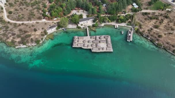 湖岸のオープンエアミュージアム 水上にある古い本物の木造家屋 北マケドニアのボーンズでドローン飛行 オフリード湖 ドローン ビデオ 高品質の4K映像 — ストック動画