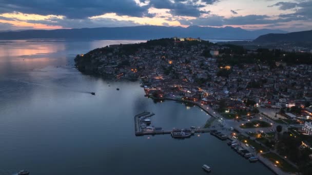 Vista Aérea Del Dron Crepúsculo Ohrid City Noche Macedonia Del — Vídeo de stock