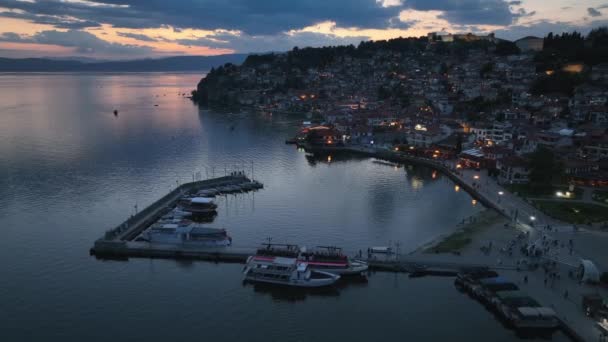 Aerial Twilight Drönare Syn Ohrid City Natten Norra Makedonien Gamla — Stockvideo