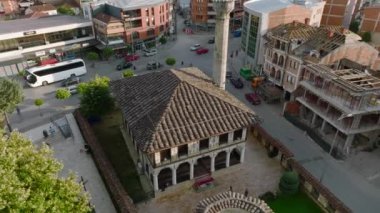 Kuzey Makedonya 'nın Kalkandere kentindeki Sarena Camija Camii' nin Hava Aracı Çekimi veya Boyalı Camii. Eşsiz dekore edilmiş cami. Yüksek kalite 4k görüntü