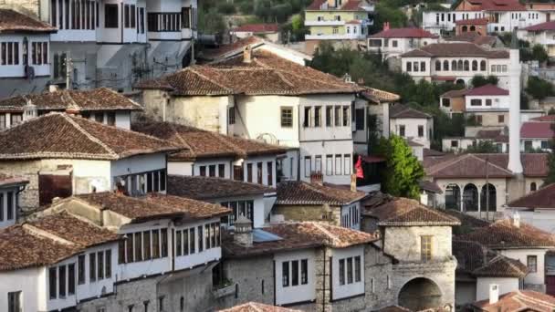 Αεροπλάνο Drone Της Πόλης Μπεράτ Στην Αλβανία Ιστορικά Ανατολίτικα Σπίτια — Αρχείο Βίντεο