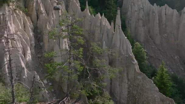 Aereo Drone Girato Sopra Piramidi Della Terra Formazioni Monumento Naturale — Video Stock