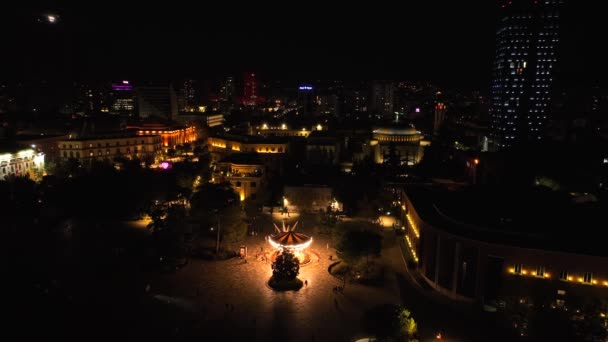 Nachtaufnahme Des Hauptplatzes Von Tirana Hochwertiges Filmmaterial — Stockvideo