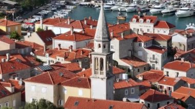 Budva 'nın insansız hava aracı atışı. Şehrin tarihi kısmı deniz tarafından yıkanmış. Kırmızı çatılı binalar. Karadağ. Yüksek kalite 4k görüntü