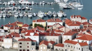 Budva 'nın insansız hava aracı atışı. Şehrin tarihi kısmı deniz tarafından yıkanmış. Kırmızı çatılı binalar. Karadağ. Yüksek kalite 4k görüntü