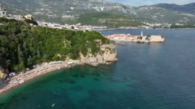 Budva 'nın insansız hava aracı atışı. Şehrin tarihi kısmı deniz tarafından yıkanmış. Kırmızı çatılı binalar. Karadağ. Yüksek kalite 4k görüntü