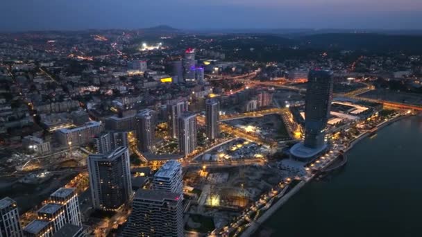 セルビアのベオグラード市の空中ドローンナイトショット ブルーアワーとナイトタイムの首都 上からの眺め 高品質ショット — ストック動画