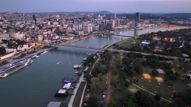 セルビアのベオグラード市の空中ドローンナイトショット ブルーアワーとナイトタイムの首都 上からの眺め 高品質ショット — ストック動画