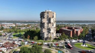 Belgrad 'daki Brutalist Mimarinin bir örneği olan Toblerone binası olarak da bilinen Modernist konut kulesinin Hava Aracı Çekimi. Yüksek kalite 4k görüntü