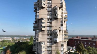 Belgrad 'daki Brutalist Mimarinin bir örneği olan Toblerone binası olarak da bilinen Modernist konut kulesinin Hava Aracı Çekimi. Yüksek kalite 4k görüntü