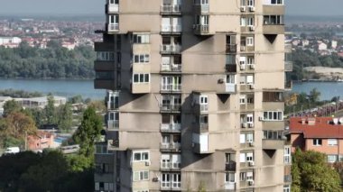 Belgrad 'daki Brutalist Mimarinin bir örneği olan Toblerone binası olarak da bilinen Modernist konut kulesinin Hava Aracı Çekimi. Yüksek kalite 4k görüntü