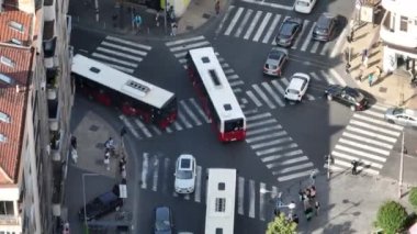 Belgrad 'da kalabalık bir yaya kavşağı manzarası var. Yaya geçidinde hava trafiği çok yoğun. Yüksek kalite 4k görüntü