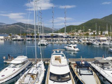 Porto Karadağ 'da bir sürü lüks yat, prestijli bir alışveriş köyü ve yat limanı var. Yüksek kalite fotoğraf