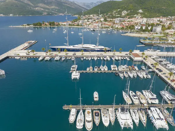Porto Karadağ 'da bir sürü lüks yat, prestijli bir alışveriş köyü ve yat limanı var. Yüksek kalite fotoğraf