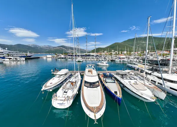 Porto Karadağ 'da bir sürü lüks yat, prestijli bir alışveriş köyü ve yat limanı var. Yüksek kalite fotoğraf