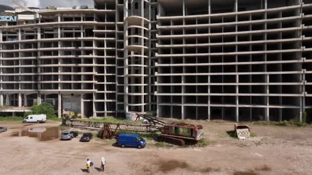 酒店建筑由混凝土浇铸而成 是黑山亚得里亚海沿岸的一项建筑壮举 在佩拉兹卡海滩附近有起重机的建筑 就在海边的建筑工地 — 图库视频影像