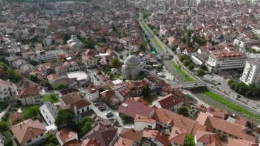 Avrupa 'nın Kosova kentindeki tarihi Prizren kentinin havadan manzarası. Bulutlu havada eski başkentte. Yüksek kalite 4k görüntü