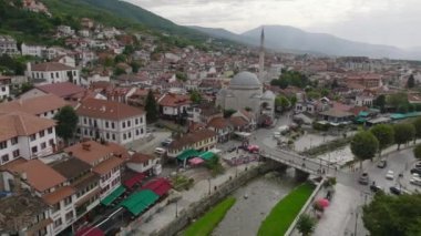 Avrupa 'nın Kosova kentindeki tarihi Prizren kentinin havadan manzarası. Bulutlu havada eski başkentte. Yüksek kalite 4k görüntü