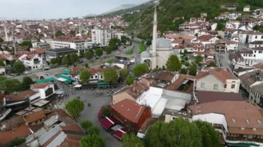 Avrupa 'nın Kosova kentindeki tarihi Prizren kentinin havadan manzarası. Bulutlu havada eski başkentte. Yüksek kalite 4k görüntü