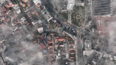 Priştine şehir merkezinin sabah sisli havadan çekilmiş videosu. Kosova 'nın başkenti Prishtina' da puslu bir sabah, Avrupa. Yüksek kalite 4k görüntü