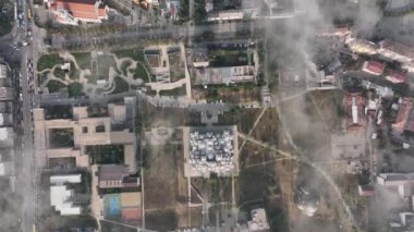 Priştine şehir merkezinin sabah sisli havadan çekilmiş videosu. Kosova 'nın başkenti Prishtina' da puslu bir sabah, Avrupa. Yüksek kalite 4k görüntü