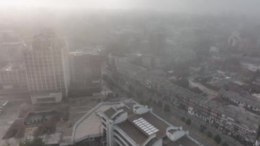 Priştine şehir merkezinin sabah sisli havadan çekilmiş videosu. Kosova 'nın başkenti Prishtina' da puslu bir sabah, Avrupa. Yüksek kalite 4k görüntü