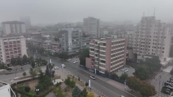 Vídeo Aéreo Centro Pristina Num Nevoeiro Matinal Misty Manhã Prishtina — Vídeo de Stock