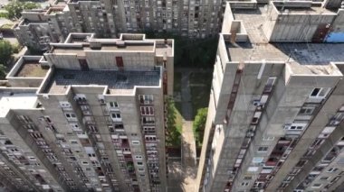 Sırbistan 'ın Belgrad kentinde Yaşayan Ayrımcılığın Havadan Çekimi. Tipik sosyalist çok katlı binalar, 63. blok. Yüksek kalite 4k görüntü