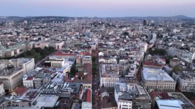 Sırbistan 'ın başkenti Belgrad' ın hava aracı görüntüsü. Alacakaranlıkta şehir merkezinde. Belgrad 'ın merkezi Tuna ve Sava nehirleri. Yüksek kalite 4k görüntü