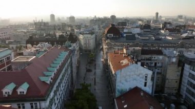 Sırbistan 'ın başkenti Belgrad' ın hava aracı görüntüsü. Alacakaranlıkta şehir merkezinde. Belgrad 'ın merkezi Tuna ve Sava nehirleri. Yüksek kalite 4k görüntü