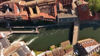 Petite France 'ın şehir manzarası. Strasbourg, Fransa. Ortaçağ köprüsü Ponts Couverts ile Vauban Barrage. Yüksek kalite 4k görüntü