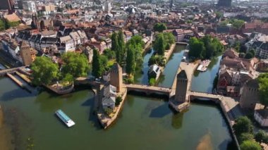 Petite France 'ın şehir manzarası. Strasbourg, Fransa. Ortaçağ köprüsü Ponts Couverts ile Vauban Barrage. Yüksek kalite 4k görüntü