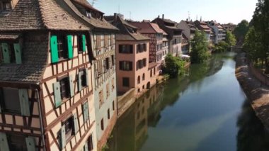 Petite France 'ın şehir manzarası. Strasbourg, Fransa. Ortaçağ köprüsü Ponts Couverts ile Vauban Barrage. Yüksek kalite 4k görüntü