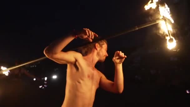 Ateş Gösterisi Gösterisi Gösterisi Yakışıklı Erkek Ateş Hokkabazı Birkaç Değnek — Stok video