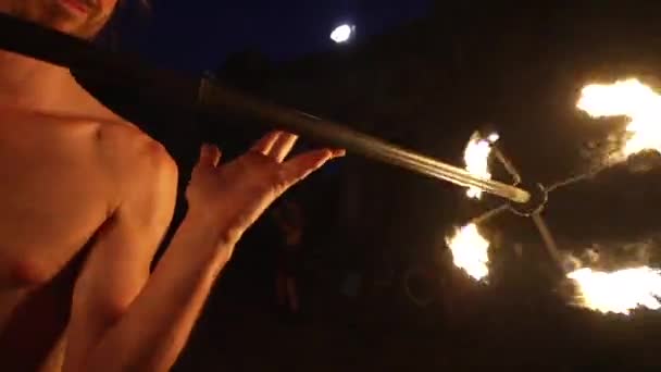 Feuershow Performance Hübscher Männlicher Feuerjongleur Der Mit Mehreren Docht Drachen — Stockvideo