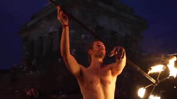 Feuershow Performance Hübscher Männlicher Feuerjongleur Der Mit Mehreren Docht Drachen — Stockvideo