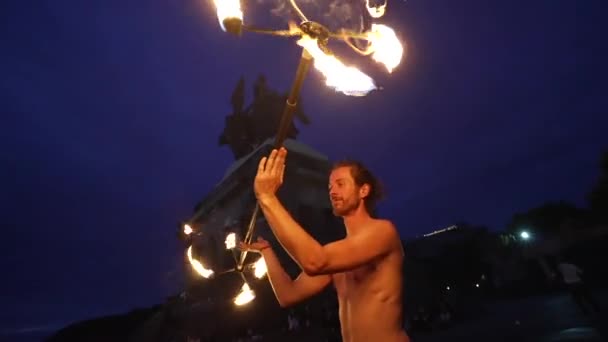 Ohnivá Show Pohledný Samec Požární Žonglér Provádějící Kontaktní Manipulaci Ohněm — Stock video
