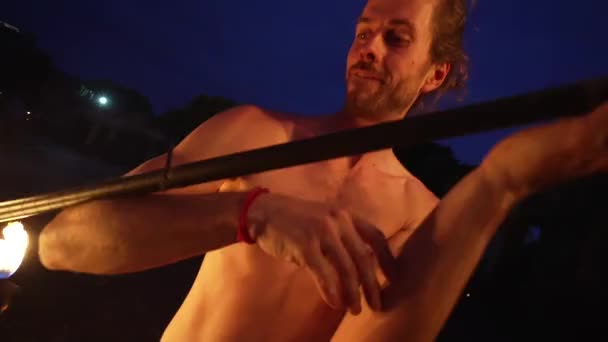 Ohnivá Show Pohledný Samec Požární Žonglér Provádějící Kontaktní Manipulaci Ohněm — Stock video