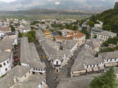 Arnavutluk 'un Cirokastra kentindeki orta sokakların Aerial Top View Drone' u çekildi. Kalabalık bir merkez, hediyelik eşya dükkanı, kafe, turist. Yüksek kalite fotoğraf