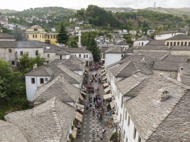 Arnavutluk 'un Cirokastra kentindeki orta sokakların Aerial Top View Drone' u çekildi. Kalabalık bir merkez, hediyelik eşya dükkanı, kafe, turist. Yüksek kalite fotoğraf