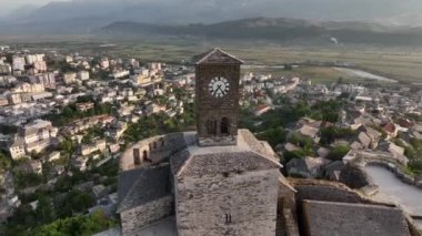 Saat kulesine sahip Cirokaster kalesi, Arnavutluk 'ta şilte mimari evler, Unesco Dünya Mirası Sitesi, antik kasaba. 4k UHD