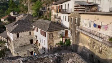 Saat kulesine sahip Cirokaster kalesi, Arnavutluk 'ta şilte mimari evler, Unesco Dünya Mirası Sitesi, antik kasaba. 4k UHD