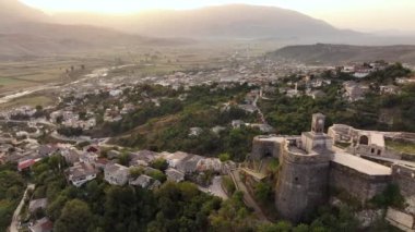 Saat kulesine sahip Cirokaster kalesi, Arnavutluk 'ta şilte mimari evler, Unesco Dünya Mirası Sitesi, antik kasaba. 4k UHD
