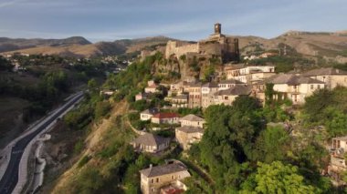Saat kulesine sahip Cirokaster kalesi, Arnavutluk 'ta şilte mimari evler, Unesco Dünya Mirası Sitesi, antik kasaba. 4k UHD
