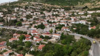 Gün batımında Dhermi. Güzel Köy Deniz Manzarası 'nın Hava Çekimi, Taş Evler, Arnavutluk Dağları' ndaki plaj Resort 'u. 4k Yüksek Kaliteli Drone Görüntüsü