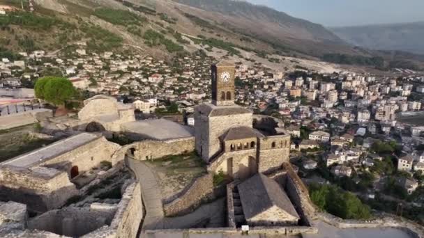 Gjirokaster Kastély Óratoronnyal Ottomán Építészeti Házak Albániában Unesco Világörökség Része — Stock videók